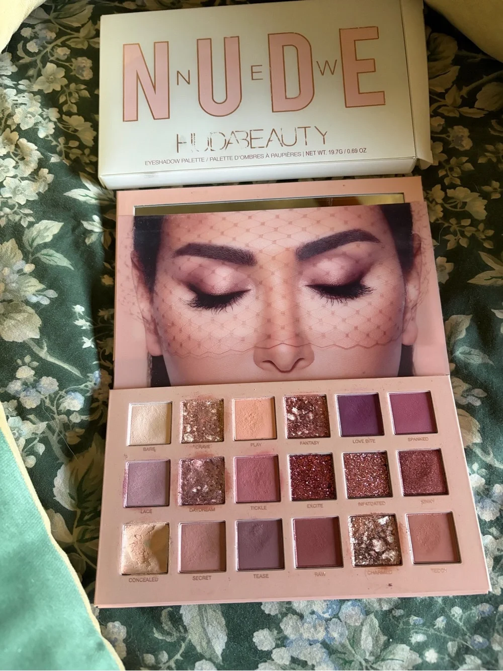 HUDA BEAUTY nude palette, gently used excellent pigment with box